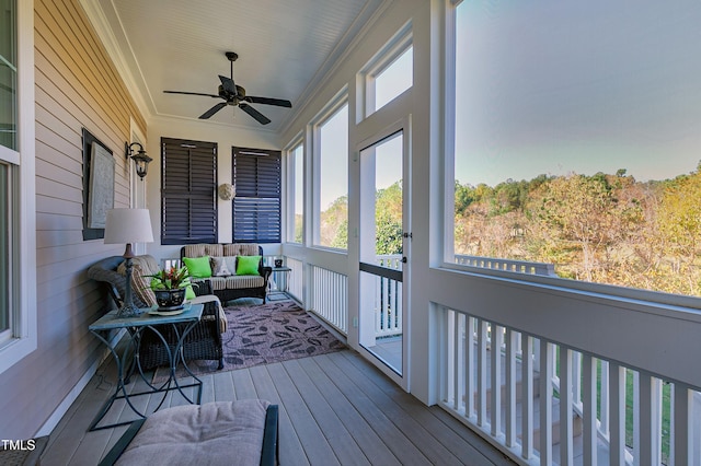 sunroom with ceiling fan