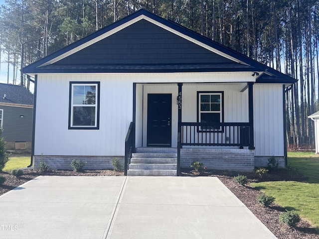 view of front of property featuring covered porch