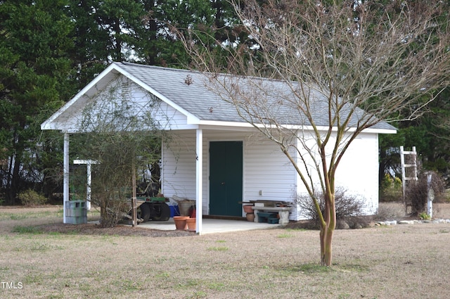 view of front facade featuring a front lawn