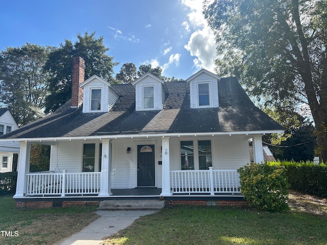 view of front of house featuring a front lawn