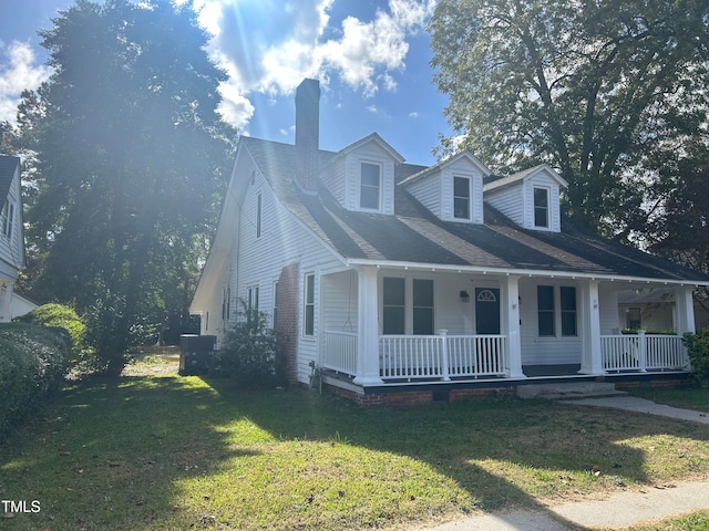 cape cod-style house featuring a porch and a front lawn