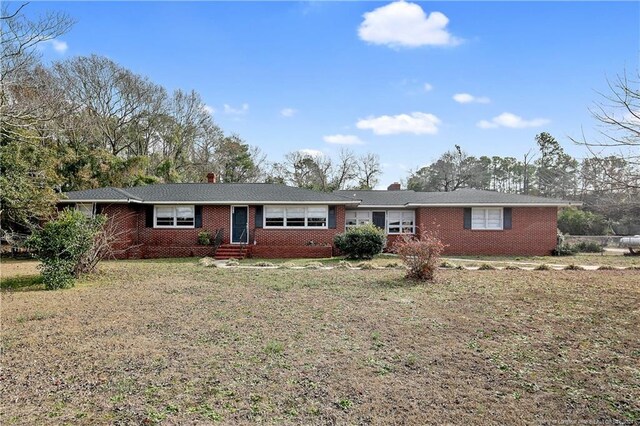 single story home with a front yard