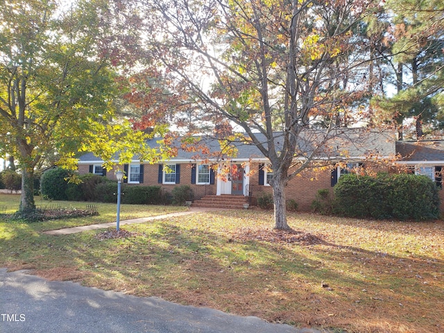 view of front of house featuring a front lawn