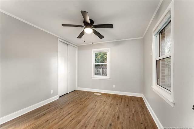 unfurnished room featuring light wood-type flooring, ceiling fan, and ornamental molding