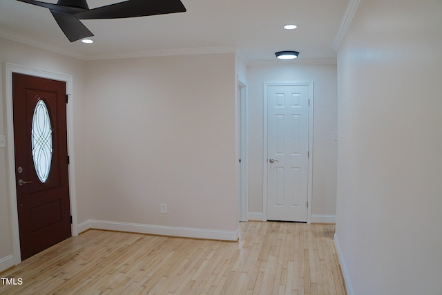 foyer entrance featuring baseboards, a ceiling fan, light wood-style flooring, crown molding, and recessed lighting