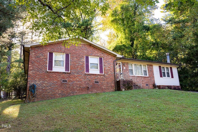 view of front of property with a front lawn