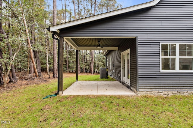 view of yard featuring a patio area, ceiling fan, and central AC unit