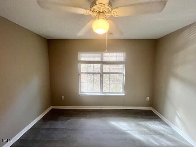 unfurnished room featuring ceiling fan and a textured ceiling