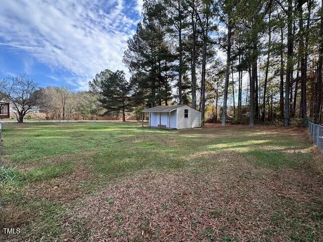 view of yard featuring an outbuilding