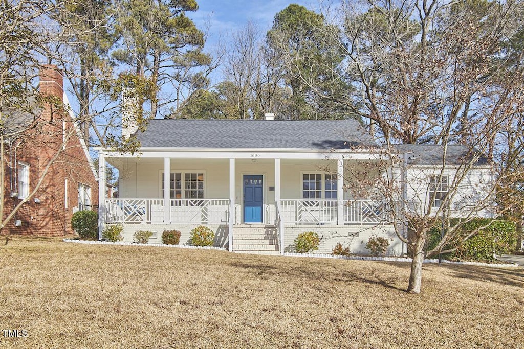 view of front facade featuring a porch and a front yard