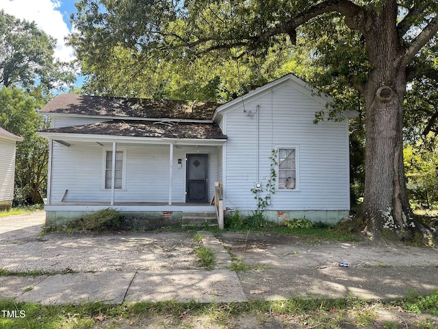 view of front of property featuring covered porch