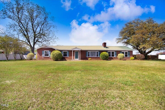 single story home featuring a front lawn