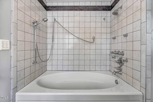 bathroom with tiled shower / bath combo