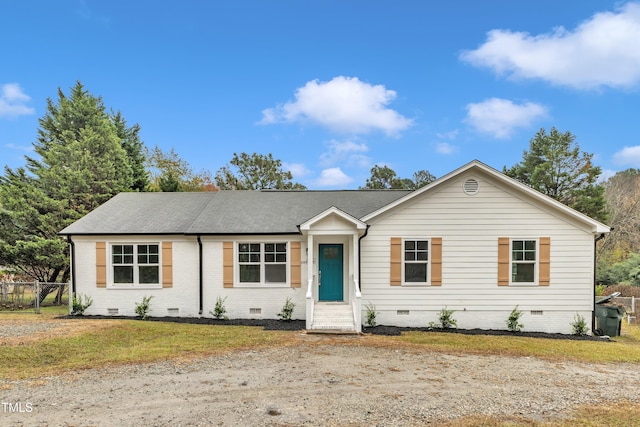 single story home featuring a front lawn