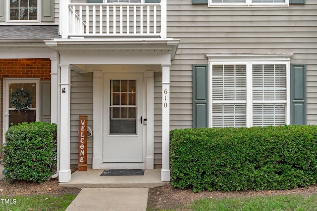 entrance to property featuring a balcony