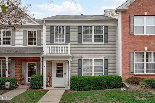 townhome / multi-family property featuring a balcony