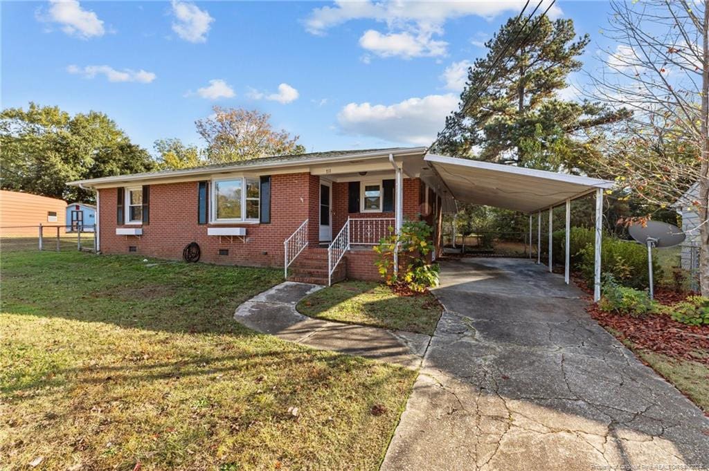 view of front of property featuring a carport and a front yard