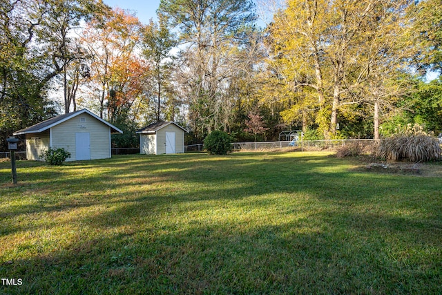 view of yard featuring a storage shed