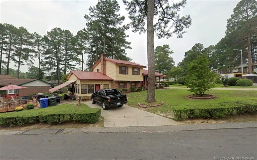 view of front of property featuring a front yard