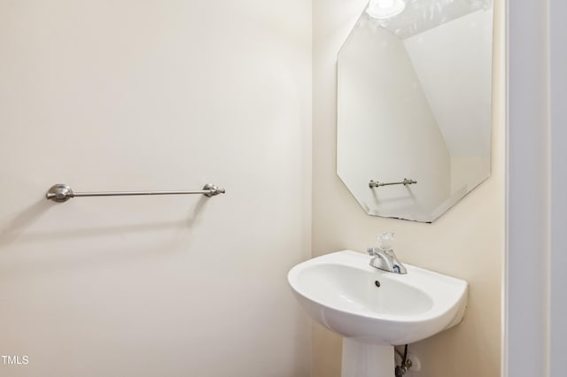 bathroom featuring sink