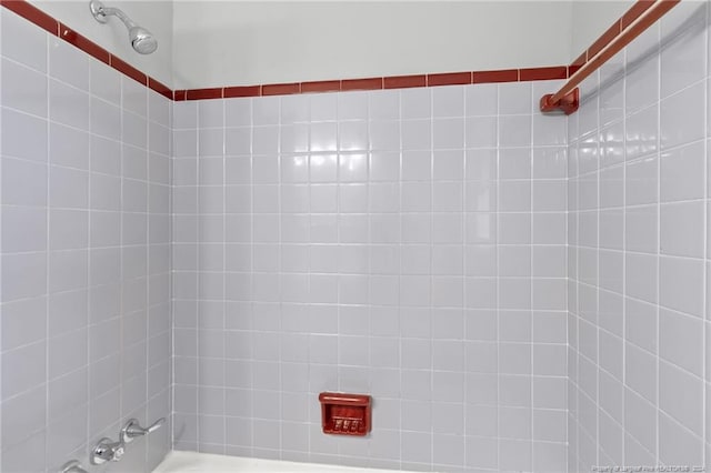 bathroom with tiled shower / bath