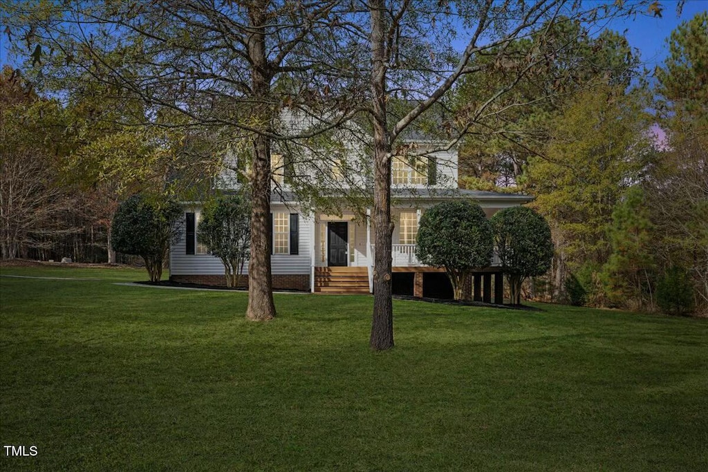 view of front of house featuring a front lawn