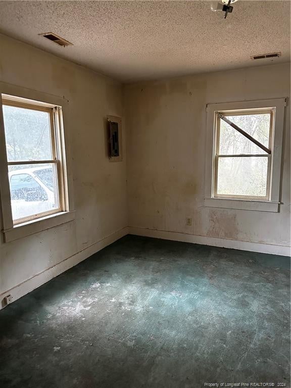 empty room featuring a textured ceiling