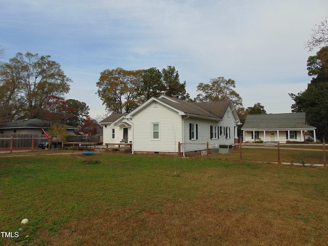 view of front of house featuring a front lawn