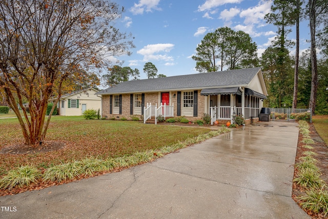 ranch-style home featuring a front lawn