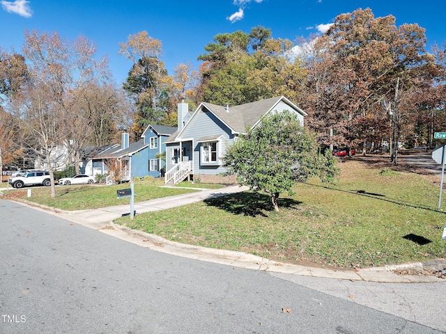 view of front facade featuring a front lawn