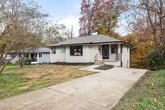 view of front facade featuring a porch and a front yard