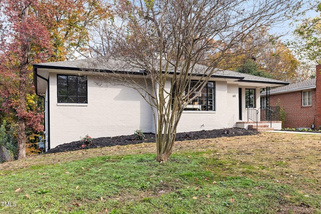 view of front facade with a front yard