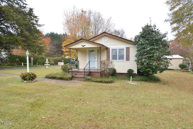 view of front of home featuring a front yard