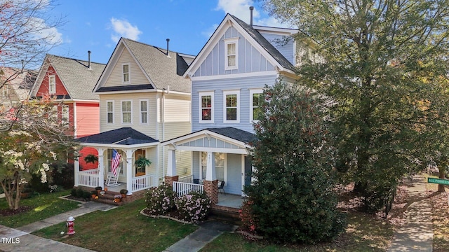 view of front facade featuring a front lawn and a porch