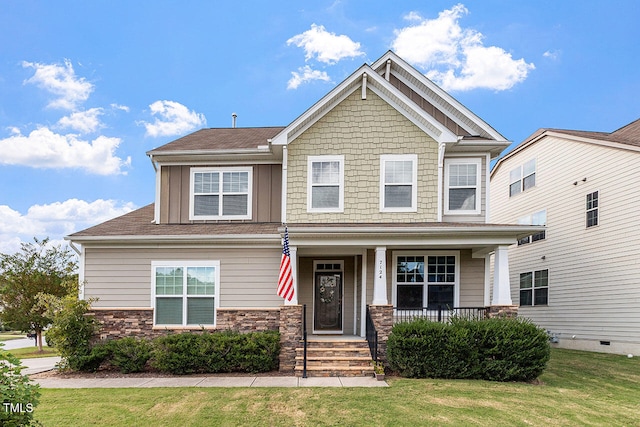 craftsman inspired home featuring covered porch and a front lawn