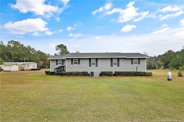 manufactured / mobile home featuring a front yard