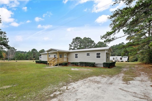 manufactured / mobile home featuring a front lawn