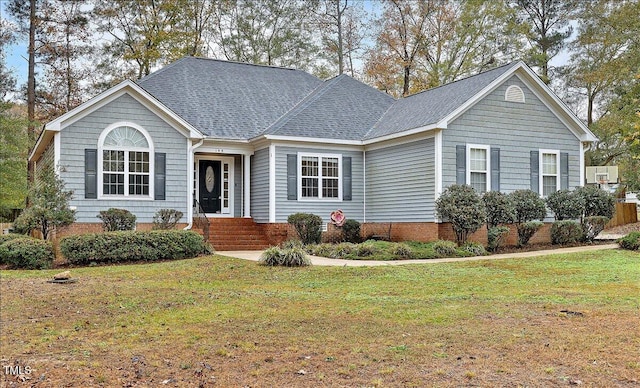 view of front of property featuring a front lawn