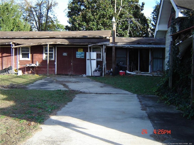 view of front of property with a front lawn