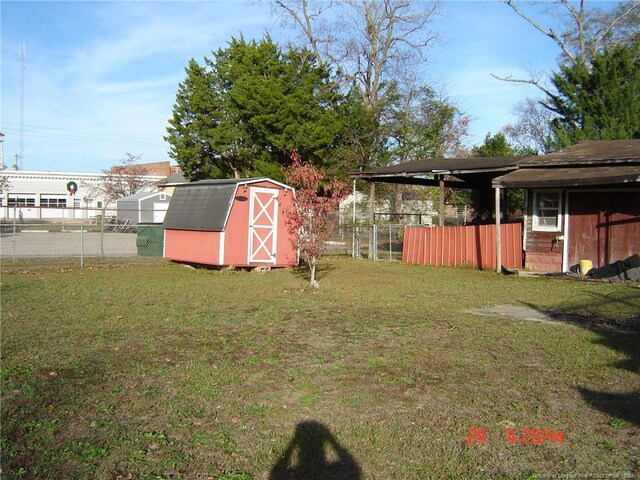 view of yard with a storage unit