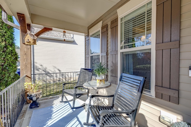 balcony featuring covered porch