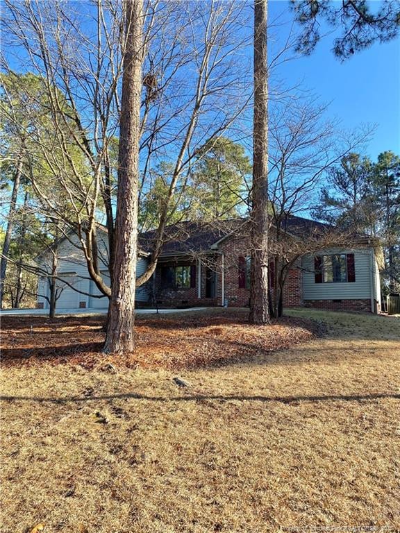 view of front of property with a front lawn