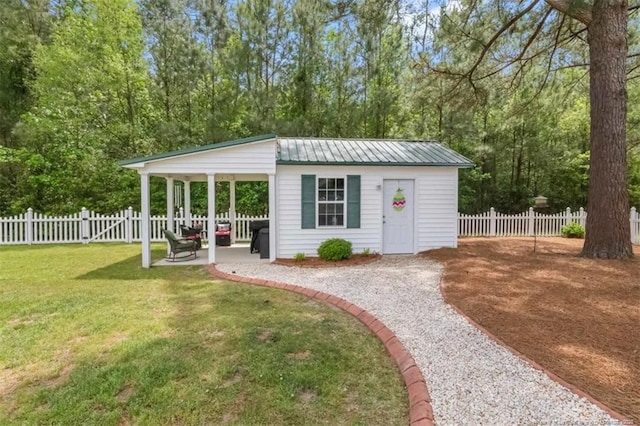 view of outdoor structure featuring an outbuilding and a fenced backyard