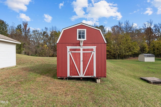 view of outdoor structure featuring a yard