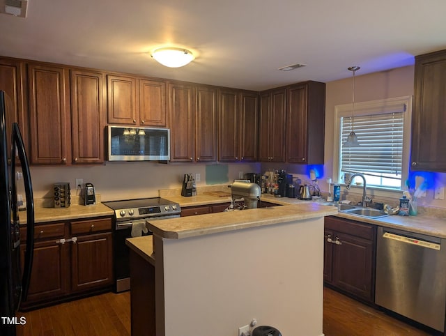 kitchen featuring sink, a center island, dark hardwood / wood-style flooring, and stainless steel appliances