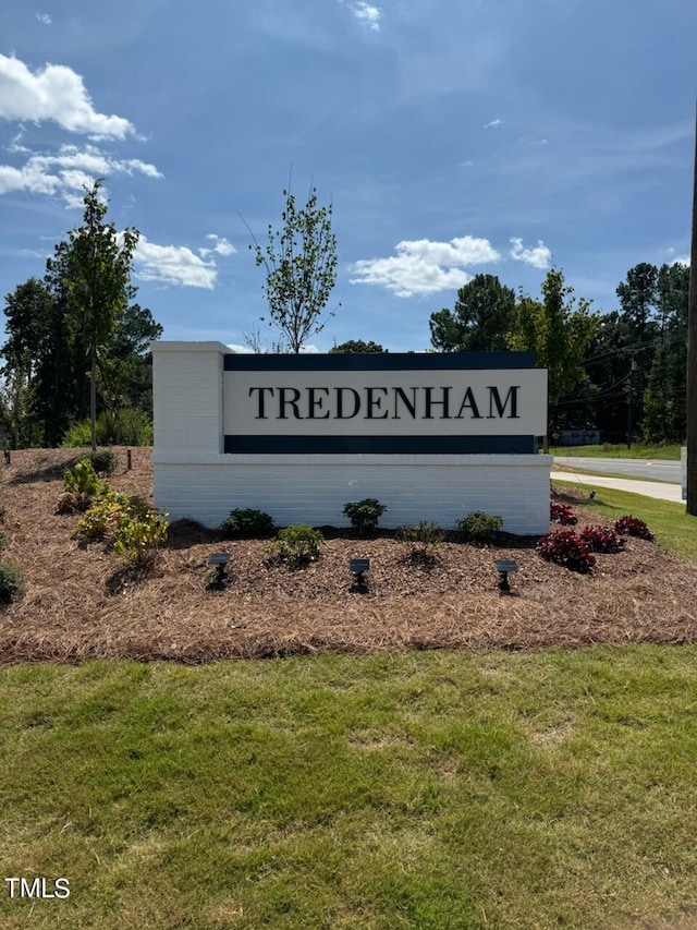 community sign featuring a lawn