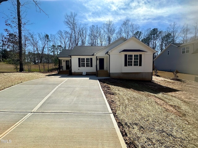 view of front of property featuring concrete driveway