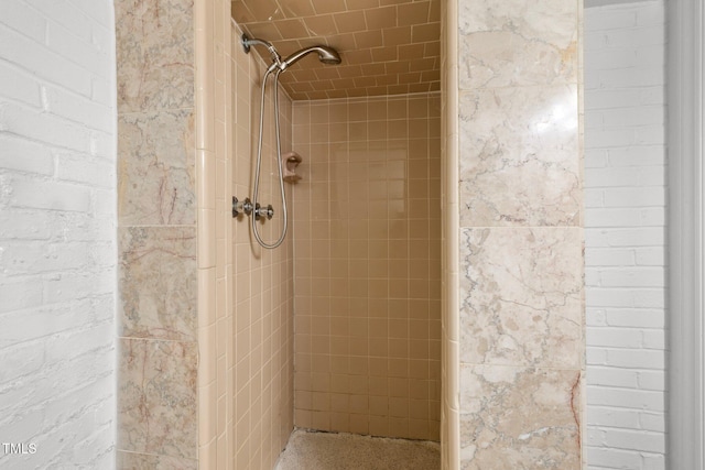 bathroom featuring a tile shower