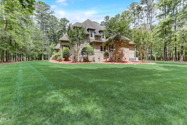 view of front facade featuring a front lawn