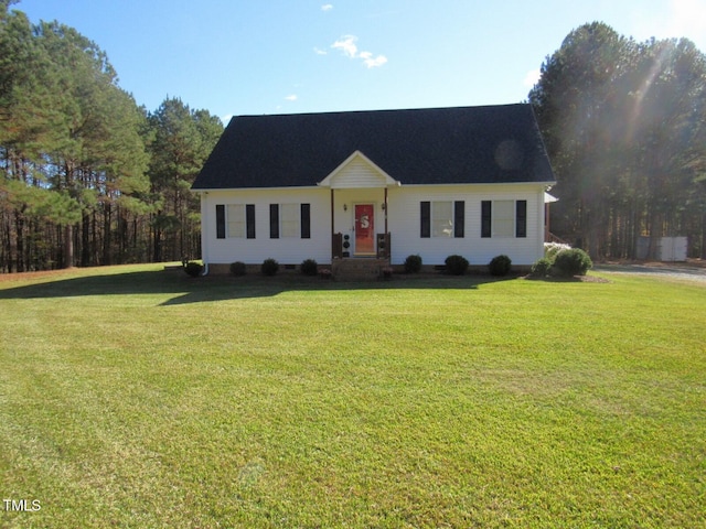 view of front of home featuring a front yard